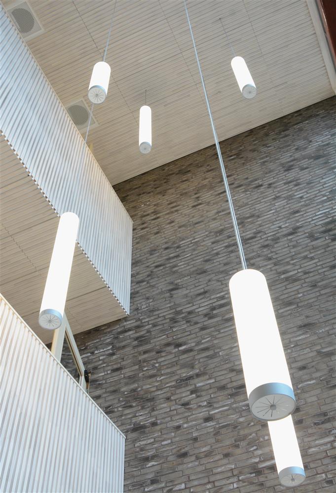 Hengende lamper i inngangspartiet - Klikk for stort bilde