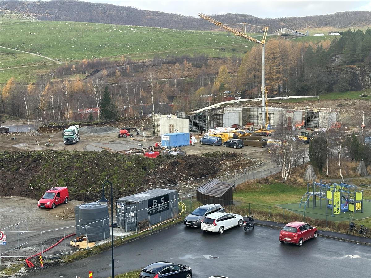 Tomta Bjerkreim helsesenter, med kran og anleggsbiler - Klikk for stort bilde
