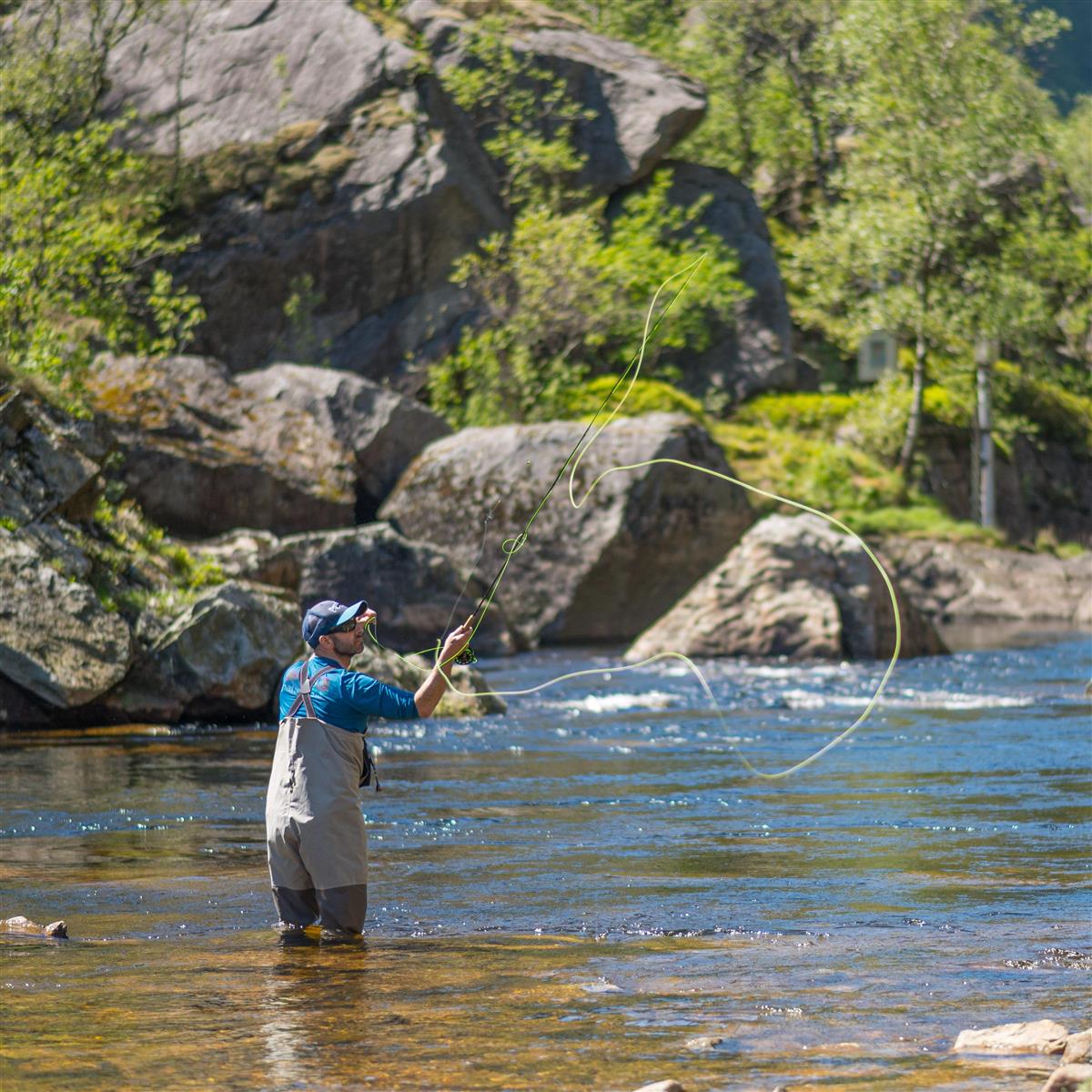 Mann som fisker med flue i elv - Klikk for stort bilde