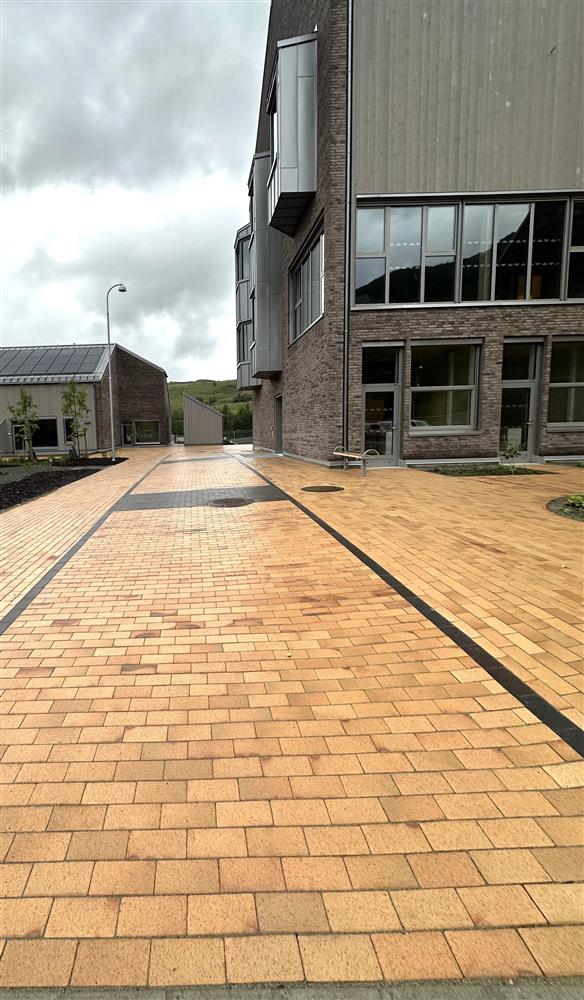 Utenfor, viser belegningsstein - Klikk for stort bilde