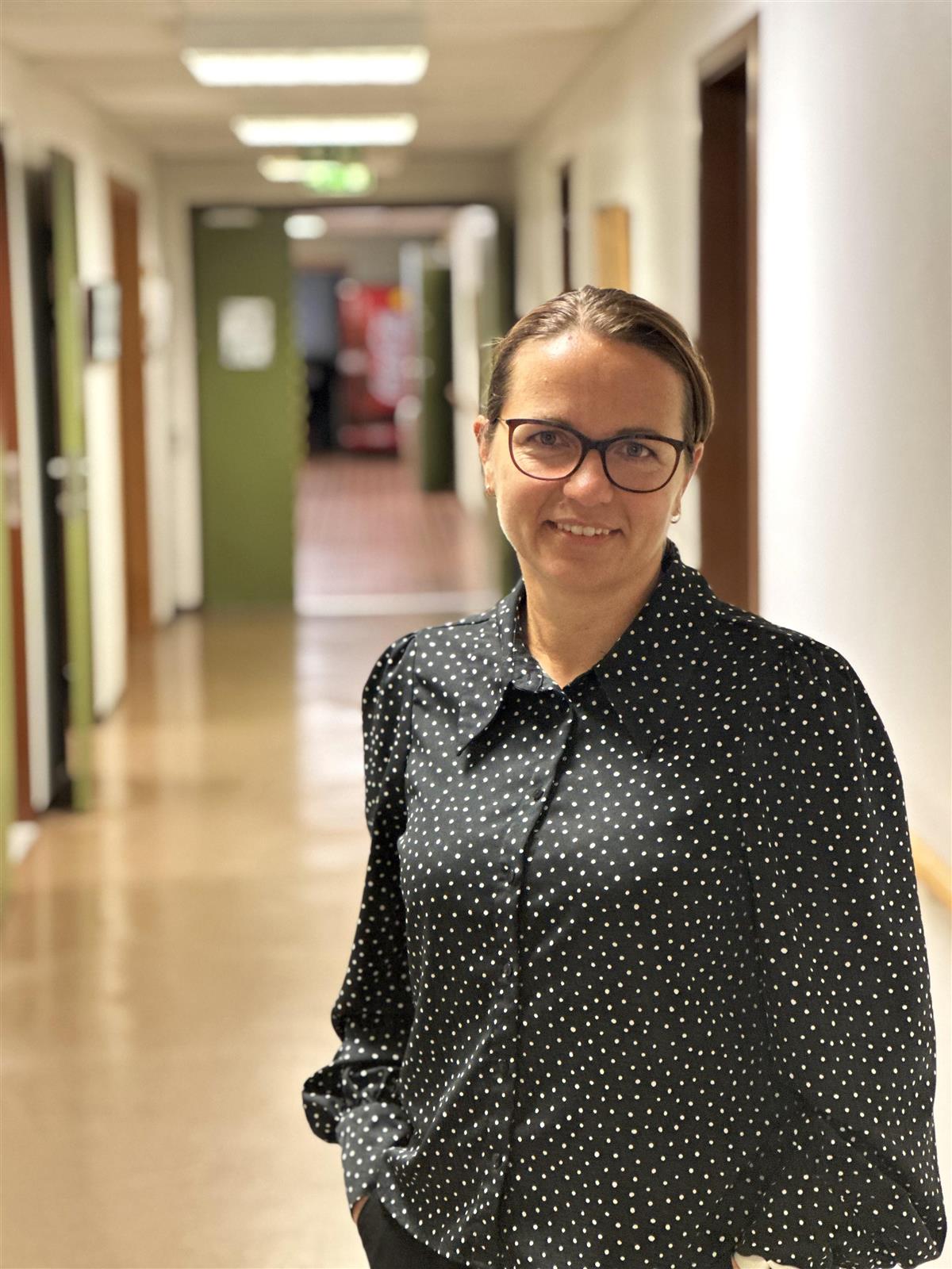 Kvalitetskkordinator Anne G. Friestad i sykehjemsgang - Klikk for stort bilde