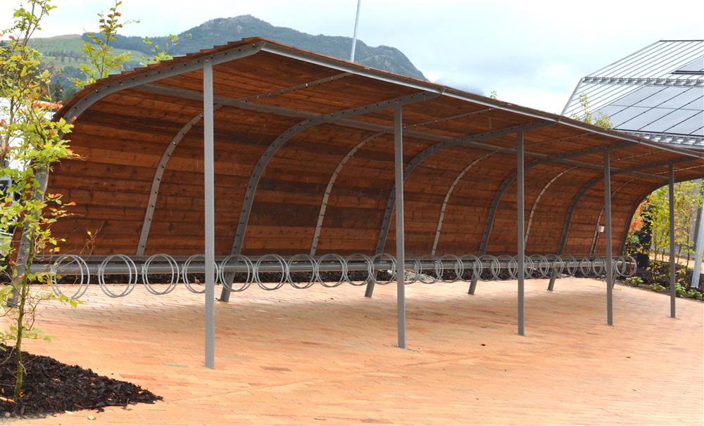 Sykkelskur i tre - Klikk for stort bilde