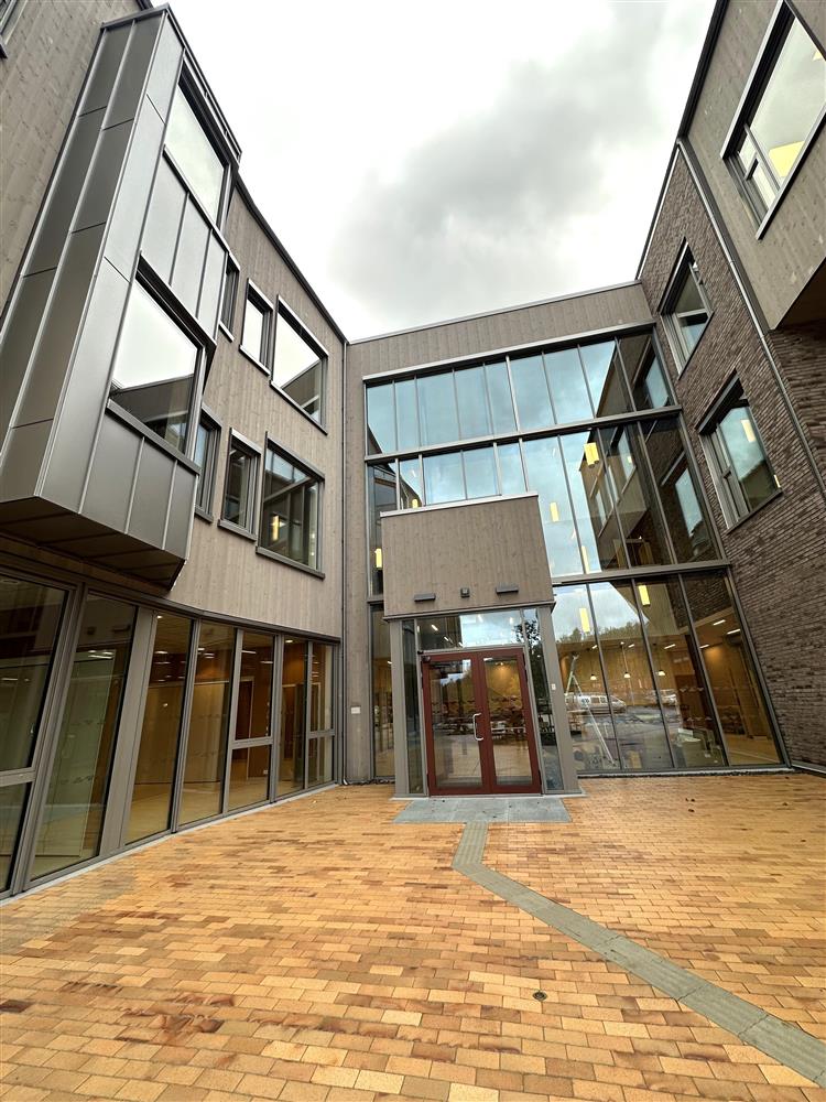 Helsesenteret mot inngangen - Klikk for stort bilde