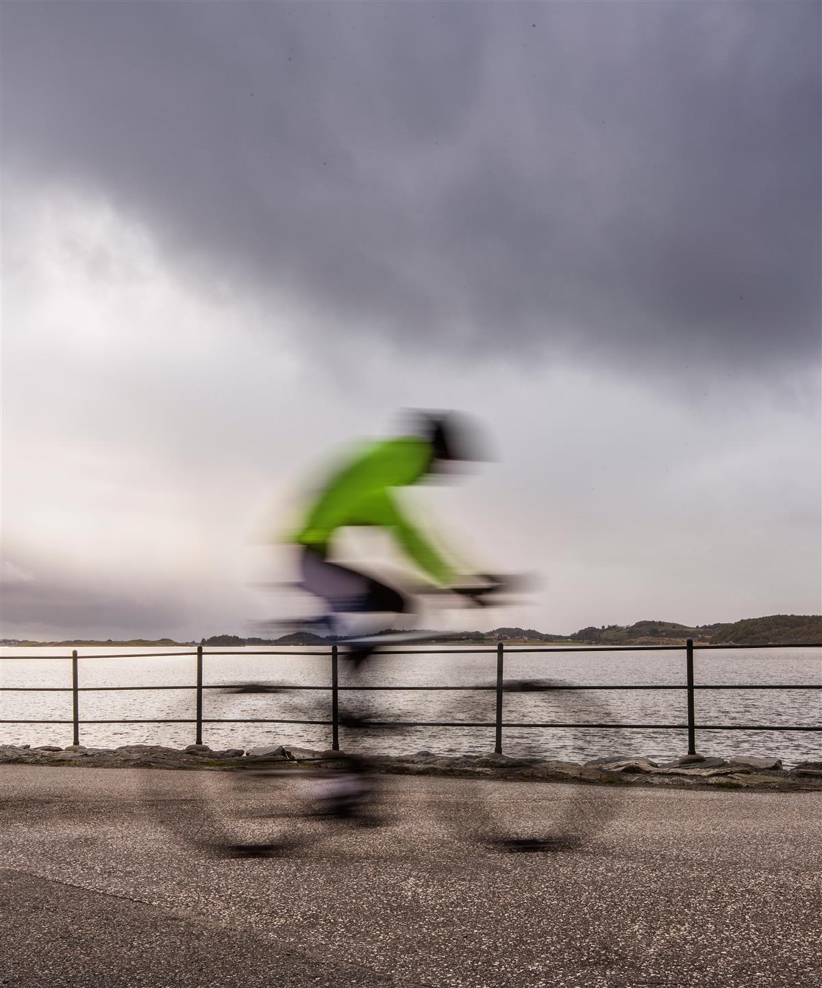 syklist ved fjorden - Klikk for stort bilde