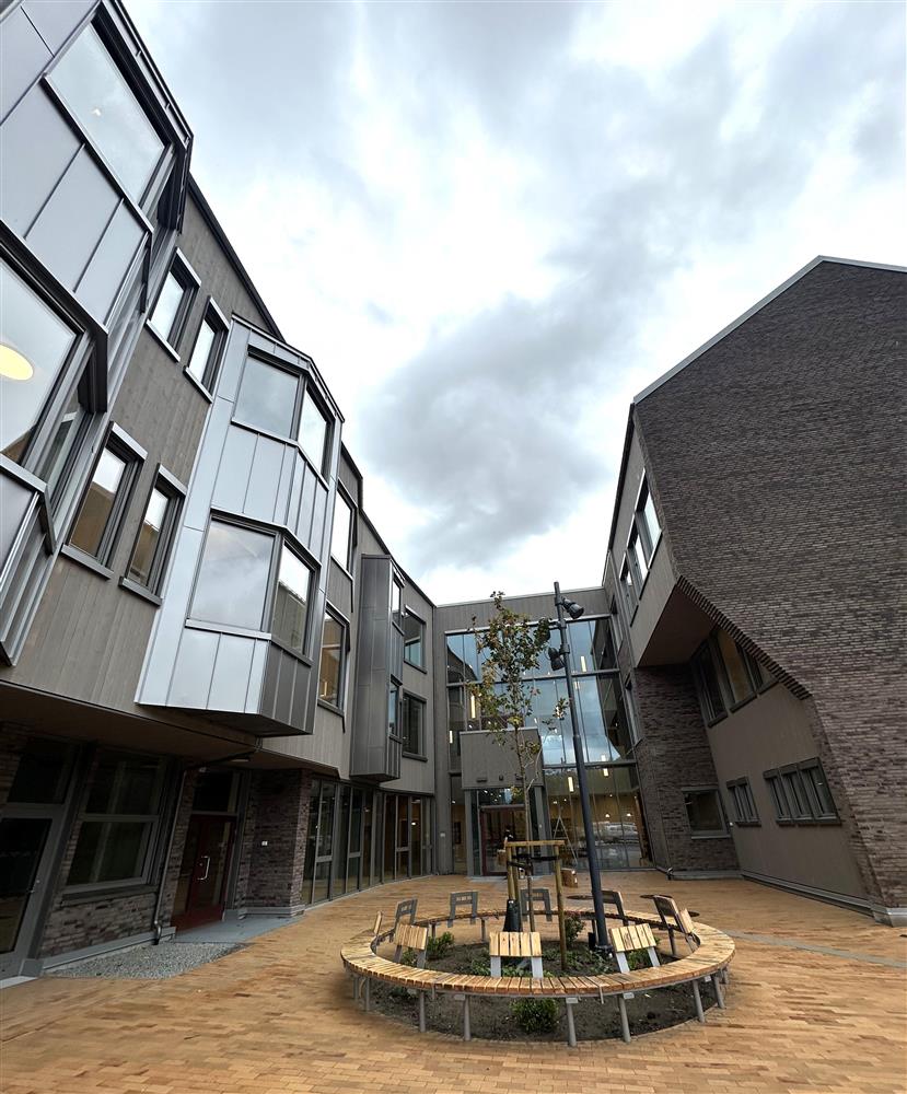 Helsenteret mot inngangspartiet. Sitteplass i front - Klikk for stort bilde