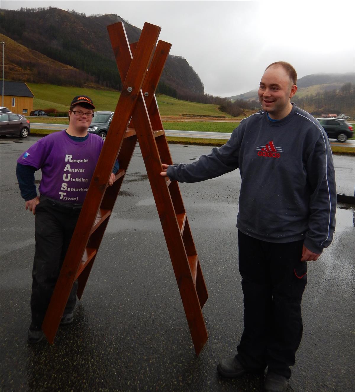 To personar med gjerdeklyvar. Terje Løvbrekke og Halvard Osland - Klikk for stort bilde