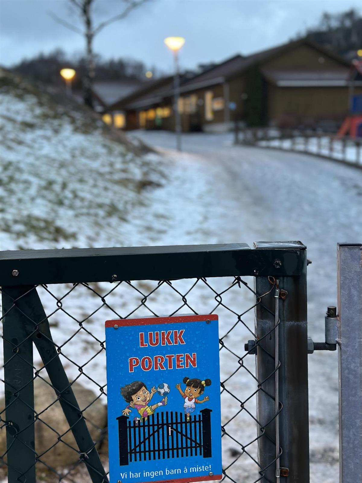 Porten Røysekatten barnehage om vinteren - Klikk for stort bilde