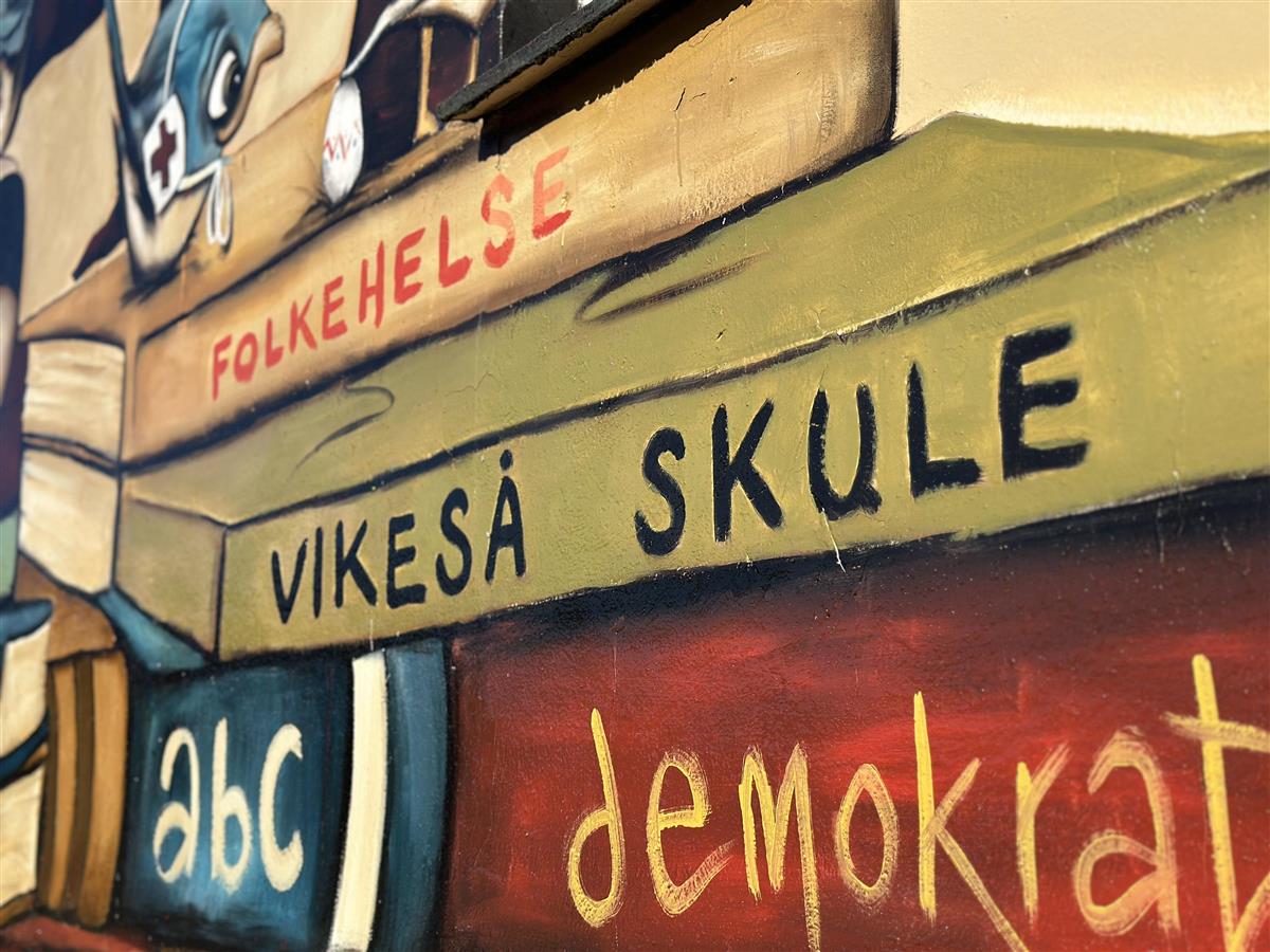 En illustrasjon, stabel bøker, står vikeså skule - Klikk for stort bilde